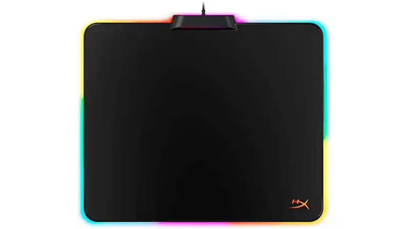 imagem de um mousepad gamer HyperX Ultra na cor preta e com bordas iluminadas em RGB