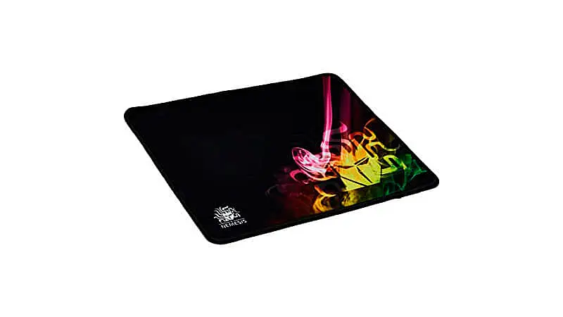 imagem de um mouse pad Nemesis 5+ com estampa colorida