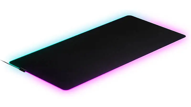 imagem de um mousepad gamer SteelSeries QCK Prism na cor preta com borda iluminada em RGB
