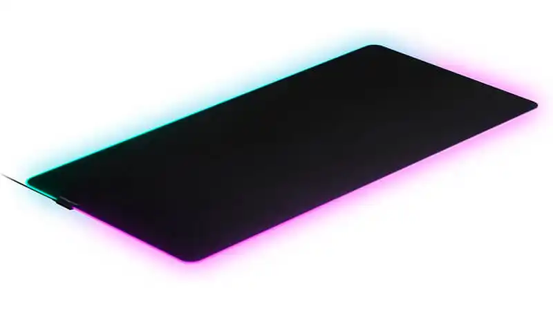imagem de um mousepad gamer SteelSeries QCK Prism na cor preta com borda iluminada em RGB