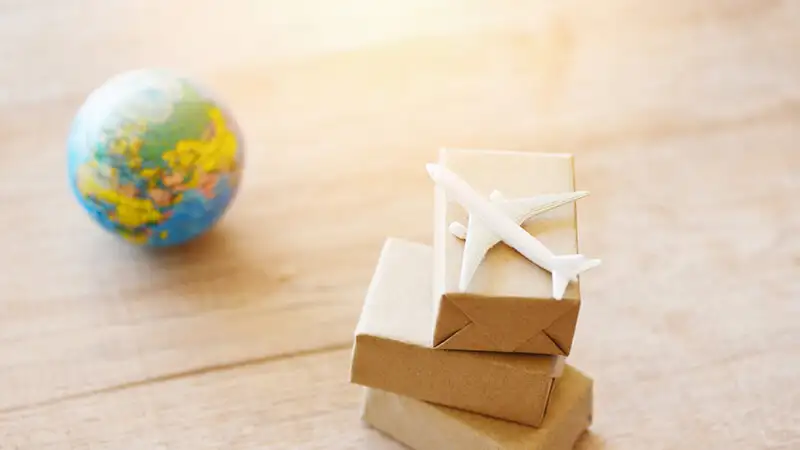 Pacotes de produtos ao lado de um globo