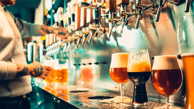 Balcão com cervejas artesanais