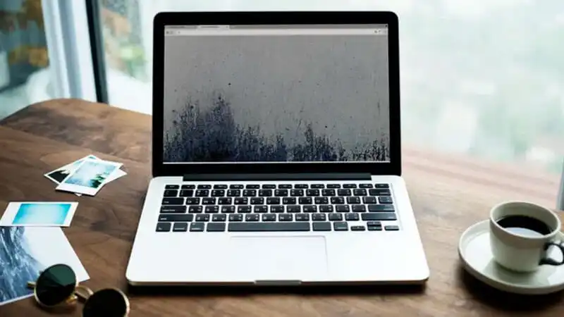 Imagen de una laptop con una linda vista de fondo