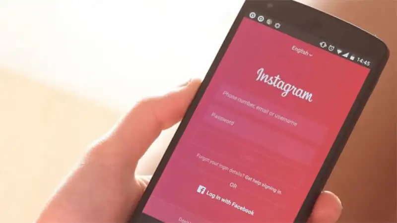 Foto de persona con móvil en Instagram