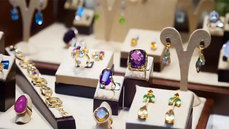 Foto de un escaparate con varias joyas