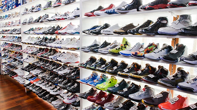 Estante con varias zapatillas de colores