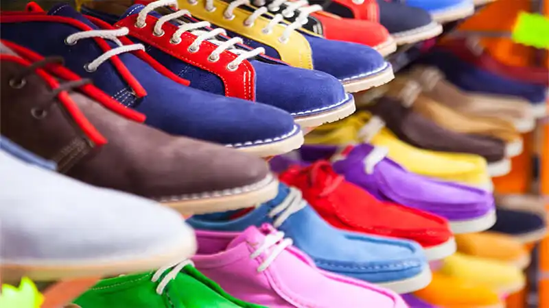 nombres de tiendas de zapatos Foto con zapatos de diferentes colores.