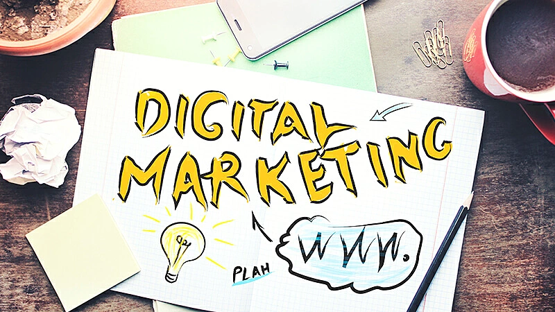 Foto de um notebook e um caderno com anotações em cima