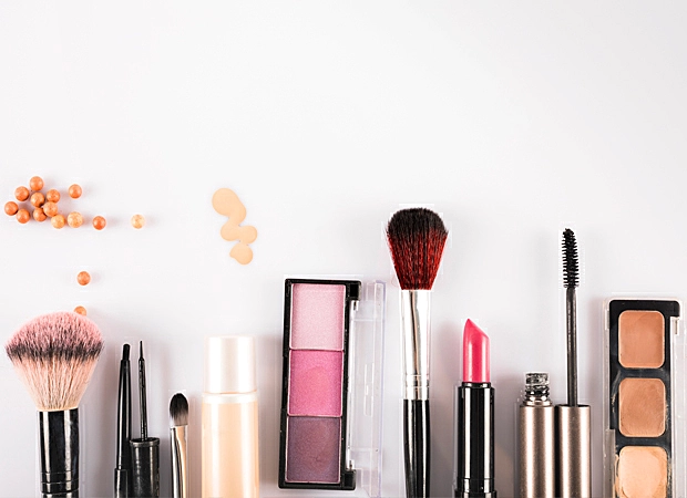 Imagem de um carrinho de compras com maquiagem dentro