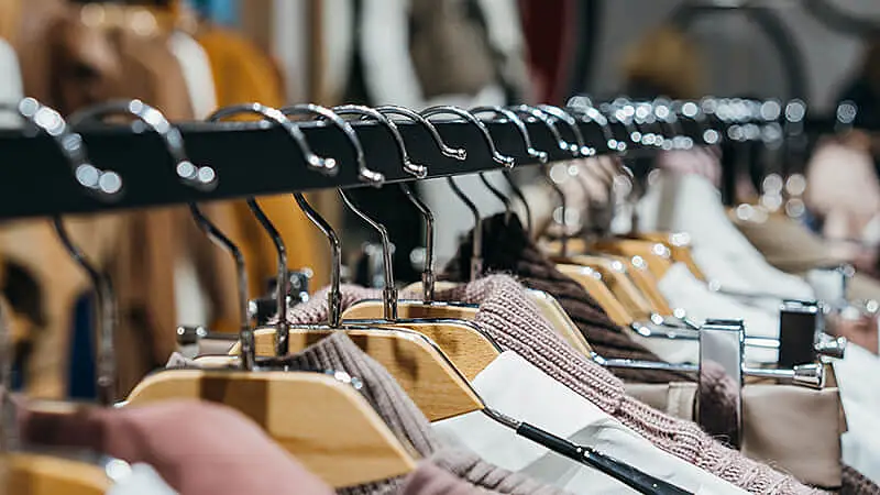 Foto de roupas em cabides