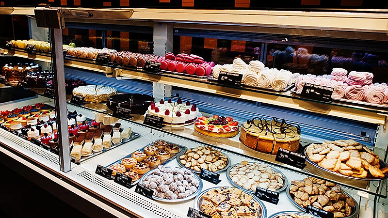 Foto de uma vitrine com bolos