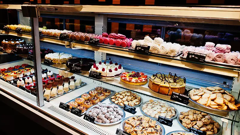 Foto de uma vitrine com bolos