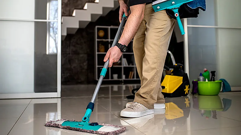 Foto de pessoas limpando