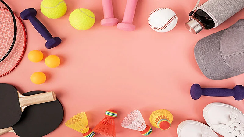 foto de vários equipamentos esportivos, como bolas, peso de academia, tenis e boné