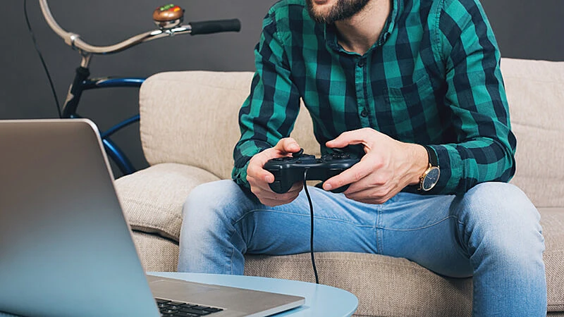 imagem de uma pessoa usando um notebook no colo