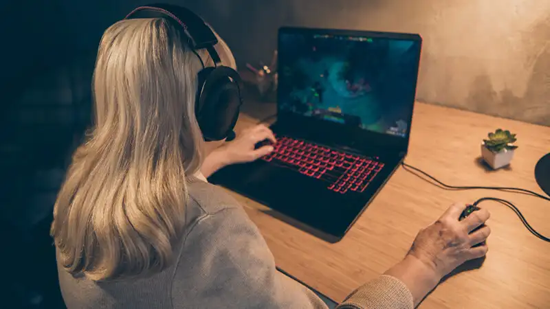 Notebook Game Vale a Pena foto de uma pessoa jogando CyberPunk 2077 em um notebook Alienware