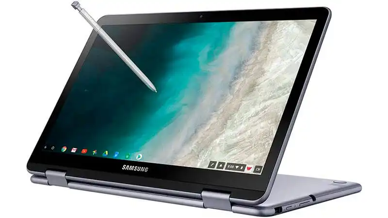 imagem de um notebook Samsung Chromebook Plus dobrado ao meio e com uma caneta encostada na tela