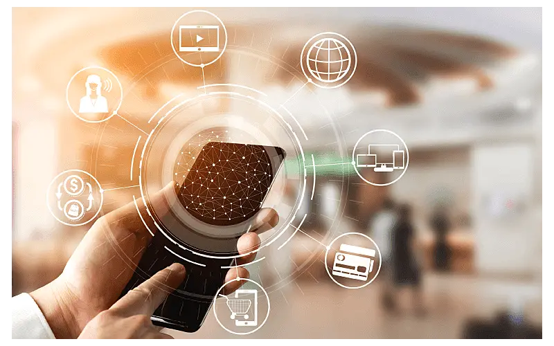 Imageem de uma pessoa segurando um celular e acessando seus recursos