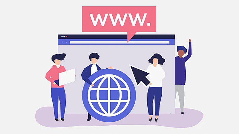 Pessoas segurando símbolos relacionados à internet