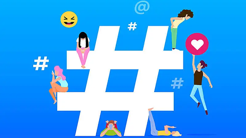 Pessoas usando redes sociais próximas a uma hashtag no meio da tela