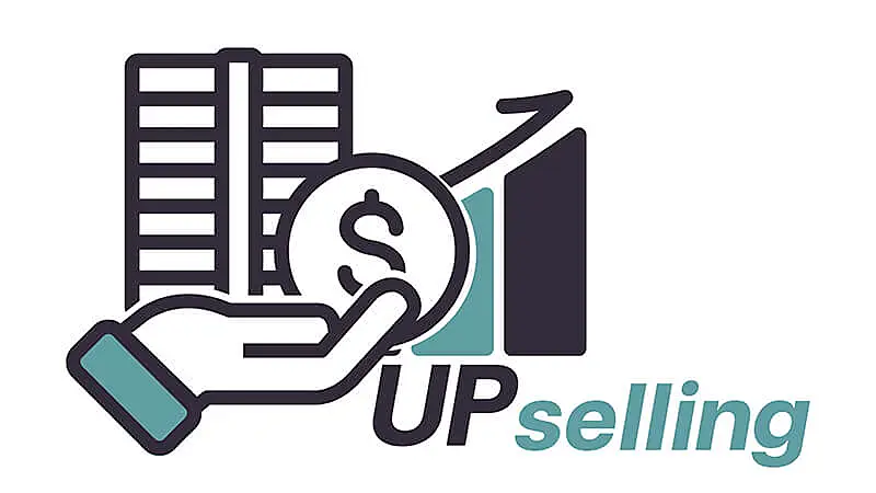Foto de uma pessoa com uma caneta e fazendo uma seta subindo escrito "upselling"