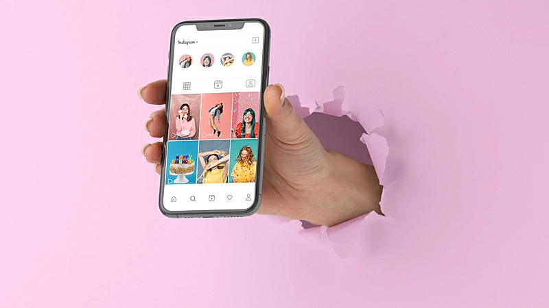 Pessoa sentada olhando estatísticas em um notebook