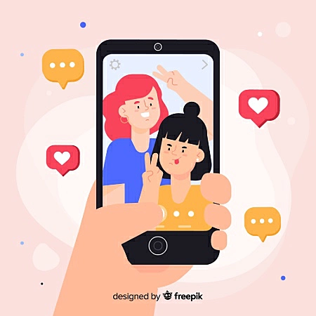 imagem de uma mão segurando um celular com a foto de duas mulheres