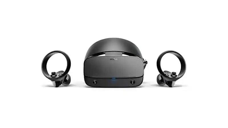 imagem que mostra um Oculus Rift S na cor preta e dois controles
