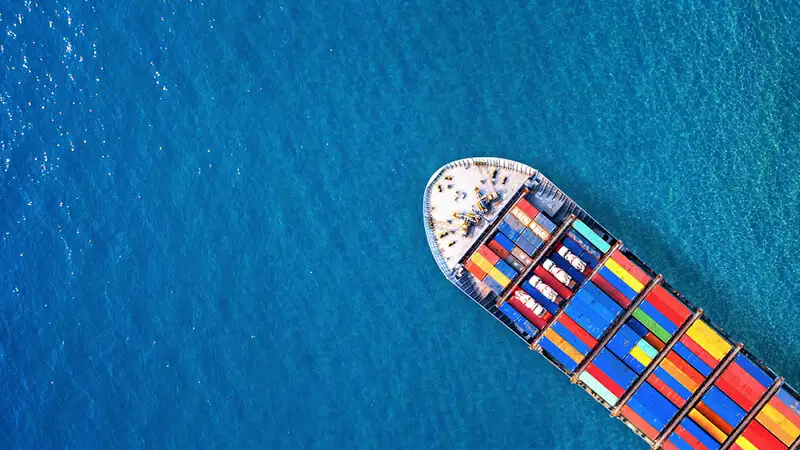 Foto de um navio com containers visto de cima