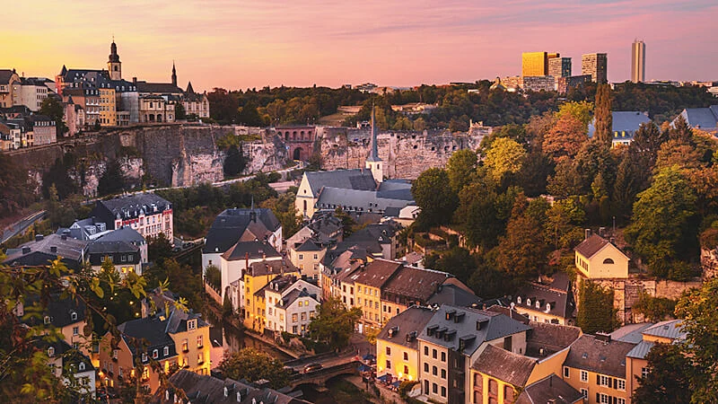 Imagem panorâmica mostrando a skyline de Luxemburgo e várias construções da cidade