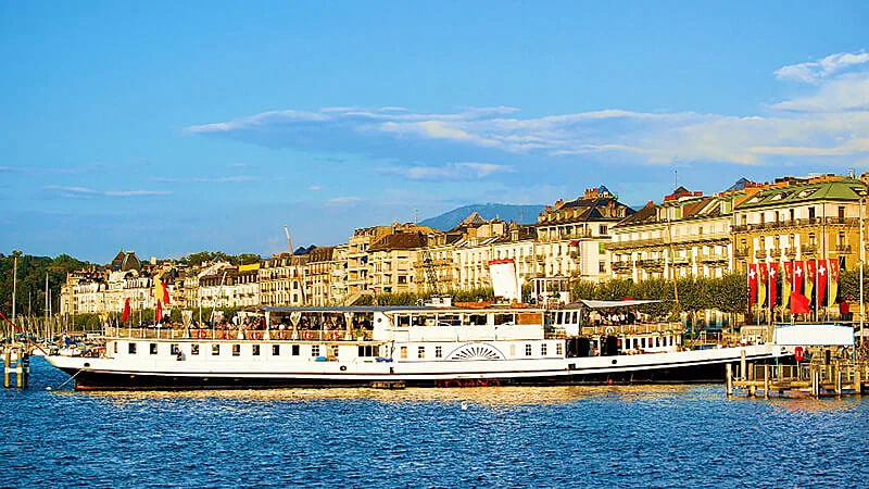 imagem panorâmica de Lausanne - Suiça mostrando o contraste entre a cidade e os alpes, com um lago separando os dois