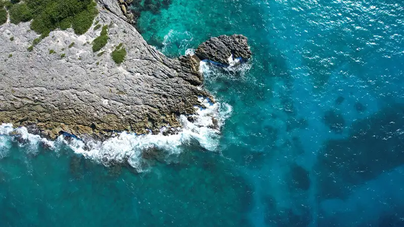 foto de uma praia ao lado de montanhas na jamaica