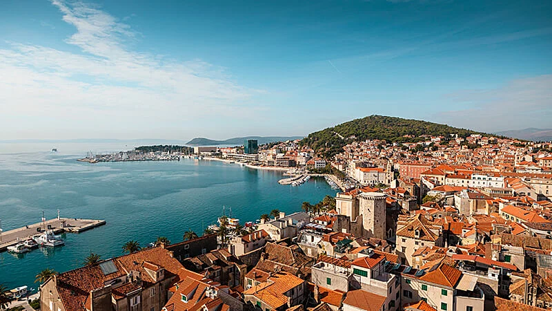 barcos em uma praia com água cristalinas na croácia