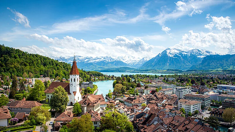 Cidade ao lado de um lago e montanhas na suíça
