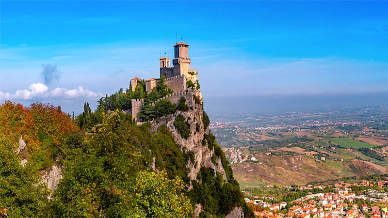 castelo no topo de uma montanha no em san marino