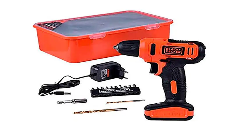 imagem de uma parafusadeira BLACK+DECKER ao lado de todos os acessórios e da caixa