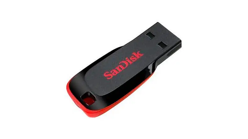 imagem de um pen drive de 64GB SanDisk com design preto e vermelho