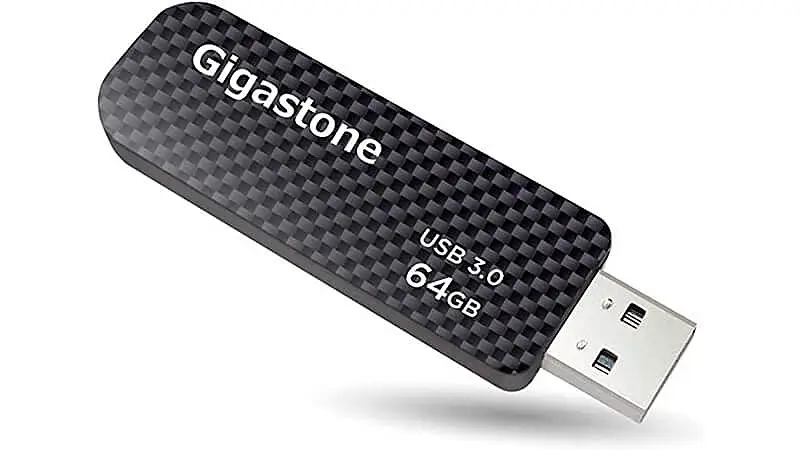 imagem de um pen drive de 64GB Gigastone com design em fibra de carbono