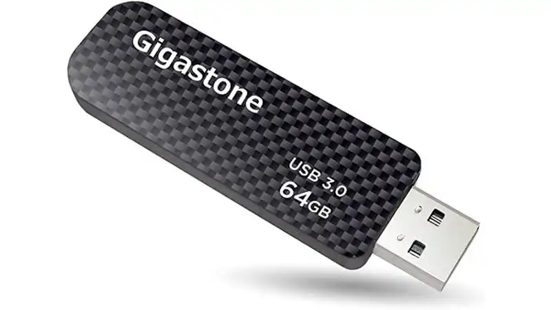 imagem de um pen drive de 64GB Gigastone com design em fibra de carbono