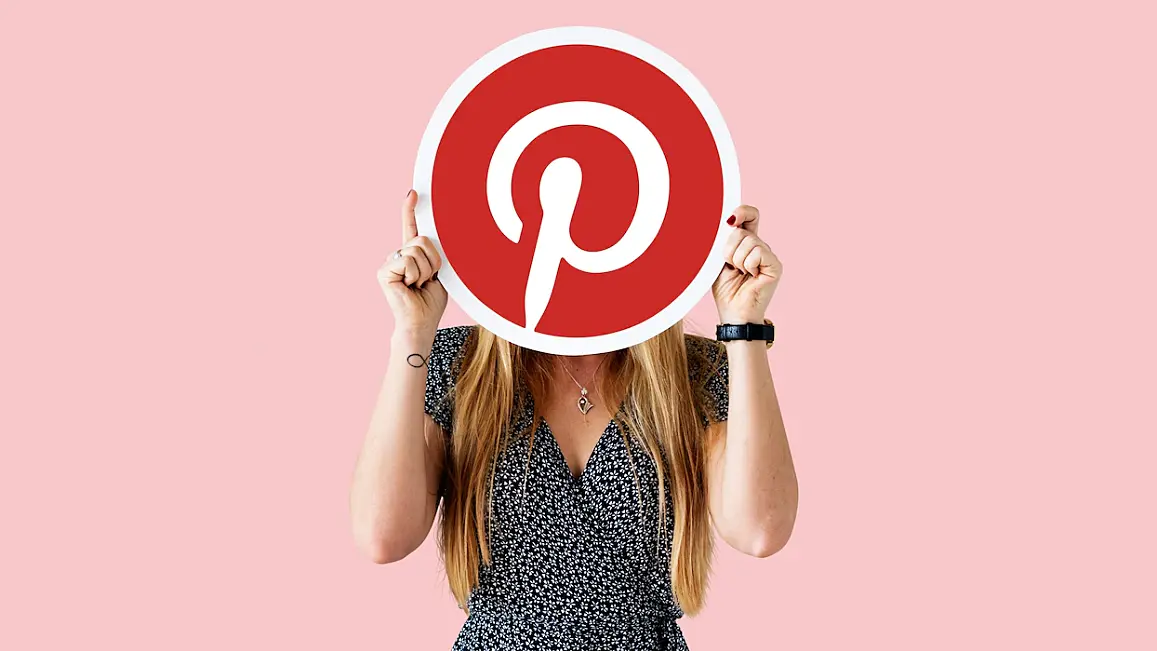 Mujer con el logotipo de Pinterest en las manos