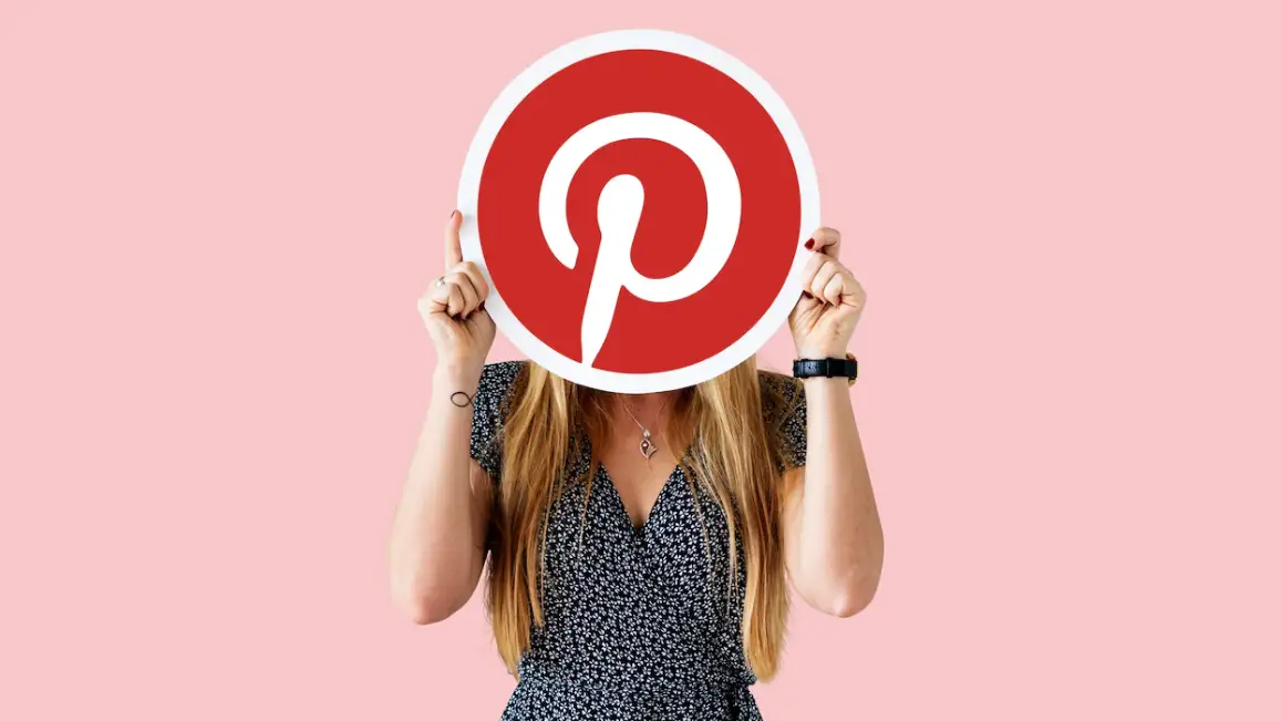 Pinterest Mujer con el logotipo de Pinterest en las manos