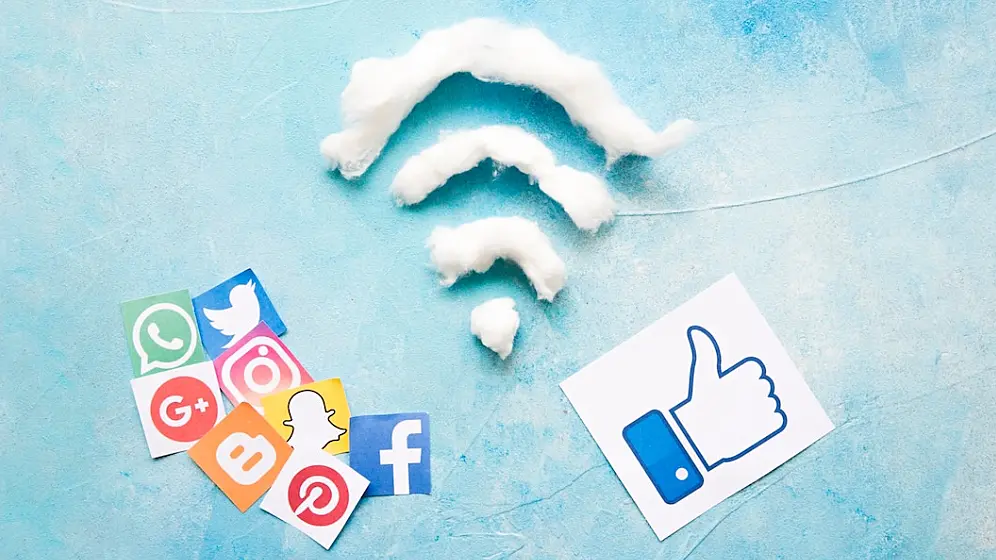 Foto de un símbolo de Wifi en formato de nube y logotipo de redes sociales, incluyendo Pinterest