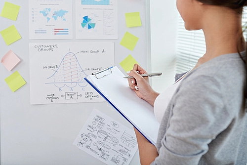 una persona que prepara el plan de acción