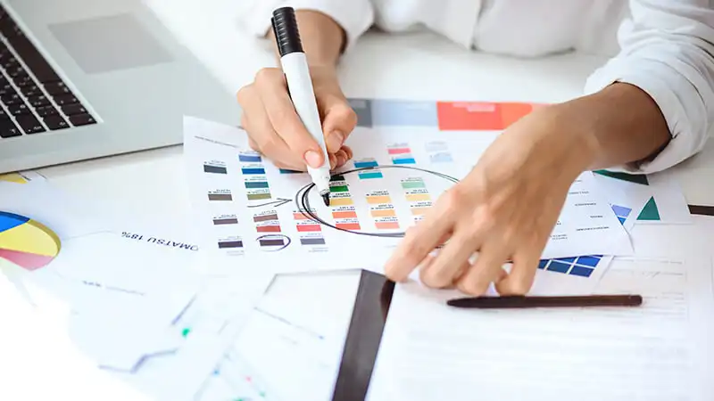 Uma pessoa fazendo anotações em uma agenda com diversos post-its