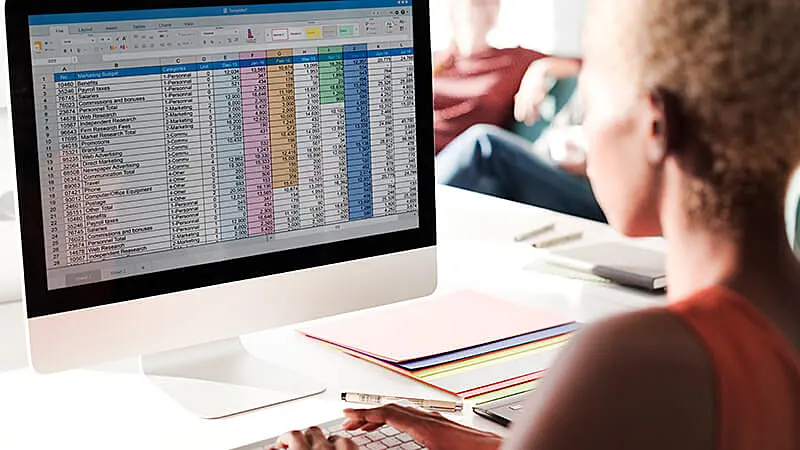 Pessoa utilizando um notebook