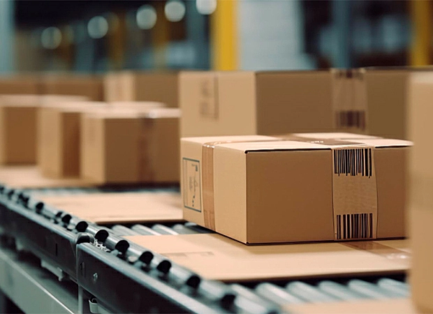 Foto de uma pessoa entregando caixas para outra