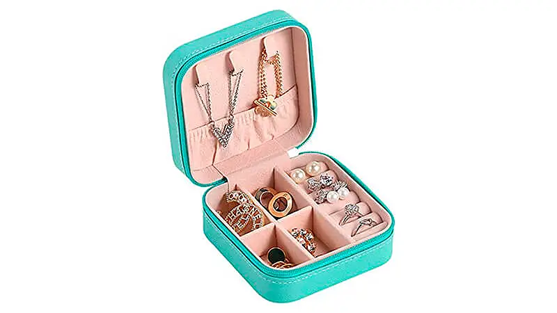 imagem de um mini porta joias na cor azul Tiffany com diversos acessórios dentro