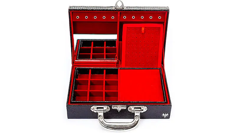 imagem de uma maleta de joias aberta com revestimento na cor vermelha e espelho na tampa
