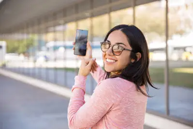 Poses para fotos Mirando por encima del hombro