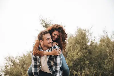 Poses para fotos Abrazo por detrás